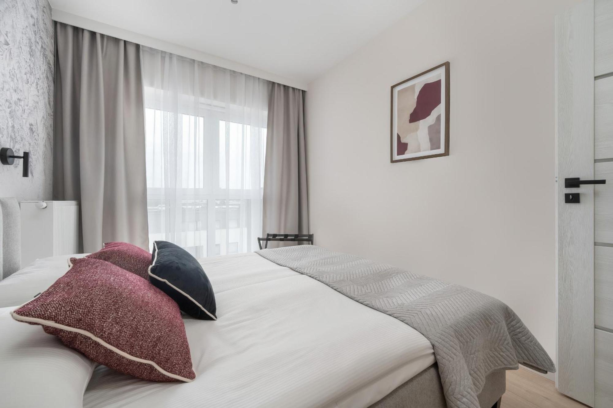 Elegancki Blisko Rzeki Z Garazem Na 2 Auta By Renters Apartment