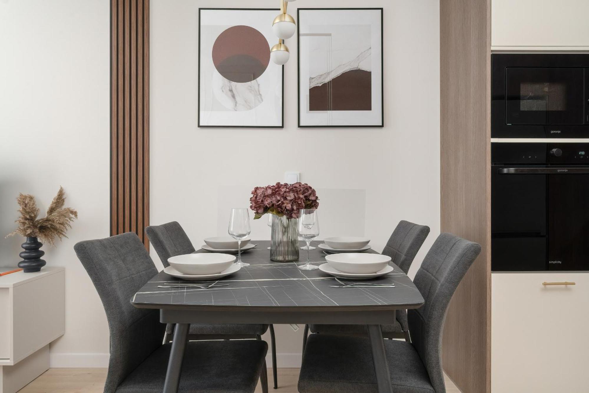 Elegancki Blisko Rzeki Z Garazem Na 2 Auta By Renters Apartment